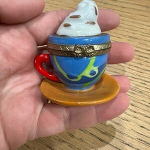 Porcelain‎ hinged trinket box